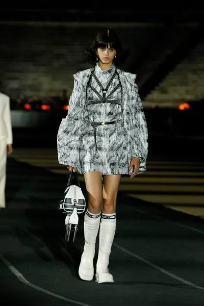 Look 18